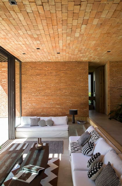 Piso de porcelanato (Syria Cerámicos), alfombras (Seara Ñañay). Como no necesitan revoque, los ladrillos ‘Vista Córdoba’ están pegados a las losas de hormigón y encofrados.