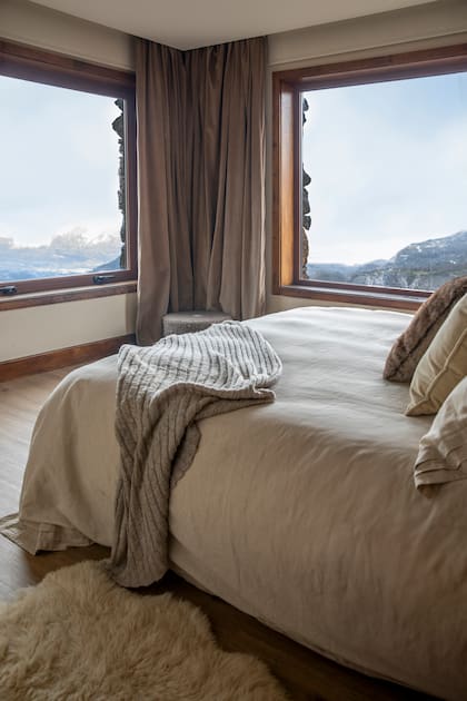 Piso de PVC símil madera ‘Roble Natural’ (San Isidro Deco). Las ventanas tienen carpinterías de aluminio con terminación símil madera y vidrios laminados (3M). Cortinas de pana color visón forradas en black out (Design Lovers).