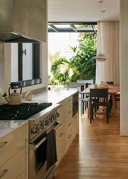 Piso de roble en continuado, sin temor al agua.