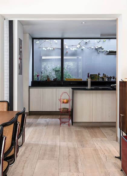 Piso de tablas de mármol Travertino aserrado, con una textura y rusticidad semejantes a las de la madera.