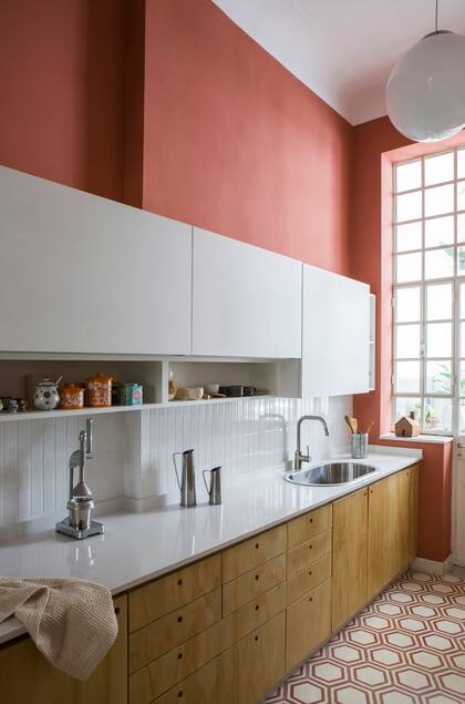 Piso diseñado a medida por Terra Calcáreos. Paredes pintadas con Acrilplast ‘0058’. Los bajomesadas y alacenas se resolvieron de manera económica: MDF pintado con látex blanco y fenólico de pino teñido en la tonalidad del roble.