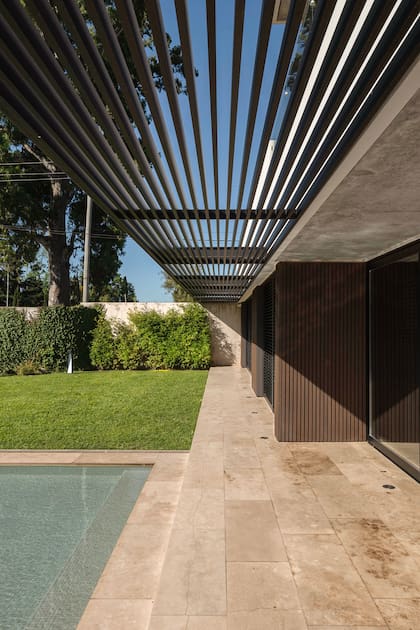 Piso exterior de mármol travertino.