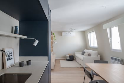 Piso flotante ‘Abeto’ de 5mm (Green Deco). Muros pintados con látex mate ‘Grecian Ivory’ (Sherwin Williams). Cortinas americanas color tiza (Riel Americano por Mariana Bernal).