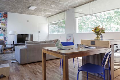 Piso prefinished (The Flooring Company). Aberturas de aluminio (König Group).