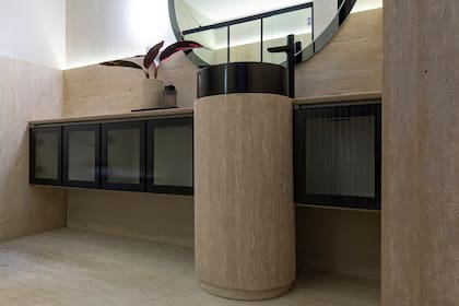 Piso, revestimiento, mesada y vanitory curvo de travertino ivory a la veta. Desarrollados por Marmolería Pietrostone para el espacio de Julia Saramaga y Cristela Caviglia.
