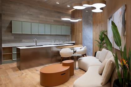 Piso: Roble labrado natural3/4 x 8¨. Revestimiento: Roble Winter grey ¾ x 8¨. Revestimiento Slim Fusion Natural.