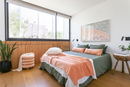 Piso ‘Roble Select’ (The Flooring Co). Revestimiento (Zonda) bajo la abertura (Orion Aluminio). Apliques de pared (Huup). Mesas de luz (Vienede).