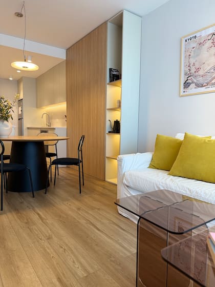 Piso vinílico 'Roble Natural Soft Olivier' (Barugel), sillón 'Porto' con funda lavable (Goral Deco) y mesitas de acrílico encastrables (Ries Estudio)