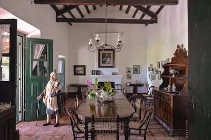Pisos agrietados, remaches, retratos de antepasados y muebles antiguos le dan a La Calavera una belleza única y genuina.