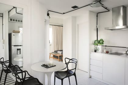 Pisos blancos y acentos gráficos en negro y gris.