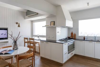 Pisos de porcelanato símil madera, azulejos ‘Subway’ (Syria Cerámicos) y muebles (Estudio Tag). Apliques de pared (Nómade Deco).