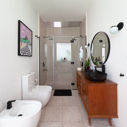 Pisos y revestimiento del box de ducha en granito (Esede Revestimientos), vanitory (Mercado de Pulgas) artefactos sanitarios (Ferrum) con griferias en color negro (FV). Lamina enmarcada (Pared)