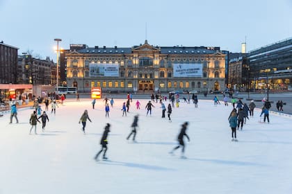 Pista de patinaje frente al Ateneum, Art Museum, Helsinki