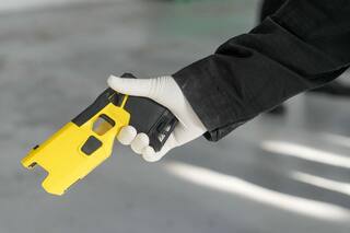 Un hombre se atrincheró con dos armas blancas y fue reducido con una Taser