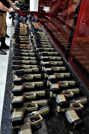 Pistolas decomisadas por las autoridades brasileñas al interceptar un cargamento que se dirigía al Primer Comando Capital