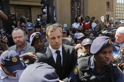 Pistorius, al salir de los juzgados de Johannesburgo antes de que lo condenen por homicidio