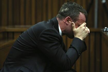 Pistorius se tapa los ojos en el Tribunal Superior de Pretoria