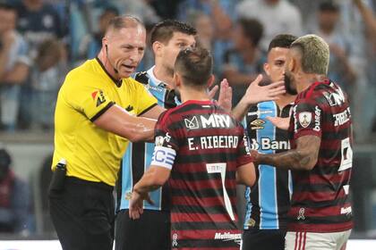 Pitana, en pleno debate con los jugadores de Flamengo y Gremio