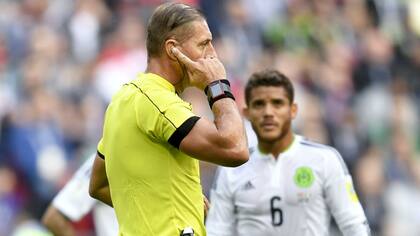 Pitana, en una comunicación con los responsables de video