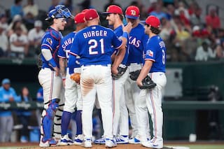Pitcher novato de Rangers se entera de que hizo el roster en visita del mánager al montículo