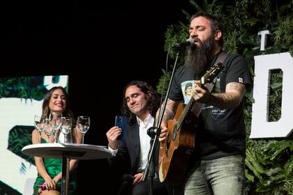 Piti Fernandez cantó en el evento de presentación del avión Tango Dios, en el aeropuerto de Morón