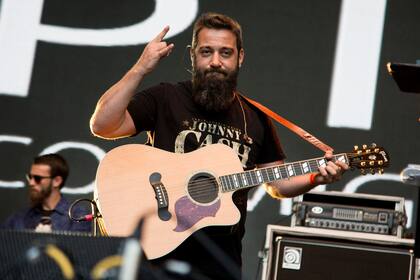 Piti Fernández en plan solista está más cerca de Pappo y Johnny Cash que de Sabina, una referencia ineludible del universo estético de Las Pastillas del Abuelo