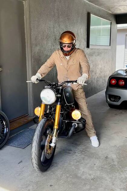 Pitt con el casco en tono ocre que hace juego con algunos detalles de la motocicleta.