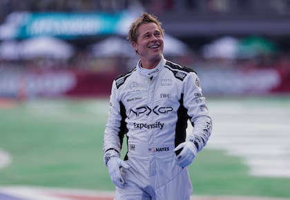 Pitt, en el Autódromo Hermanos Rodríguez, de México, con el buzo antiflama de APXGP, de la escudería de Sonny Hayes, el pilto de F1 que interpreta en su próxima película.
