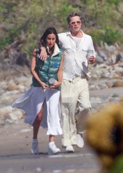 Pitt y De Ramón no pudieron ocultar su amor y regalaron varias postales plagadas de gestos cariñosos. Para el paseo matinal, el actor eligió un look casual: pantalón, remera y camisa blanca y un par de lentes de sol. La diseñadora de joyas con raíces españolas, por su parte, optó por un vestido blanco holgado que combinó con zapatillas y un chaleco verde que la protegió del viento. Del paseo, que incluyó un café para cada uno, participaron también los dos perros de la pareja