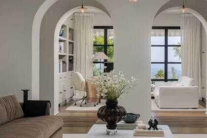 Pitt ya posee una residencia en Los Feliz y mantiene Château Miraval en Francia