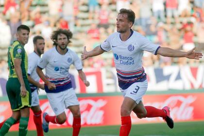Pittón festeja su gol, que abrió el marcador