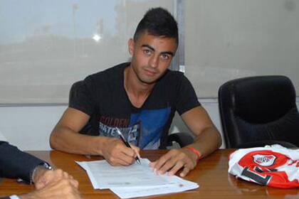 Pity Martínez al momento de firmar su contrato con River