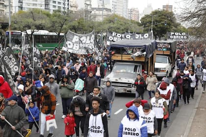 Piuqueteros marchan al Ministerio de Desarrollo Social y cortan la avenida 9 de Julio