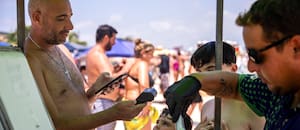 Cómo es la revolución silenciosa para que los argentinos paguen menos en otros países