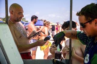 Cómo es la revolución silenciosa para que los argentinos paguen menos en otros países