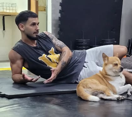 Piyo acompaña todos los días a Nahuel al gimnasio donde da clases en Villa Pueyrredón.