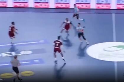 Pizarro y la pelota en el medio de la cancha, en la última acción del partido