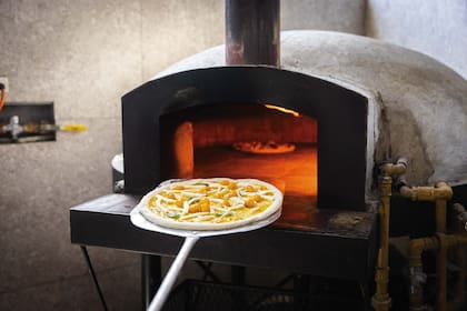 El horno a leña de Pizza Paradiso alcanza los 450 grados