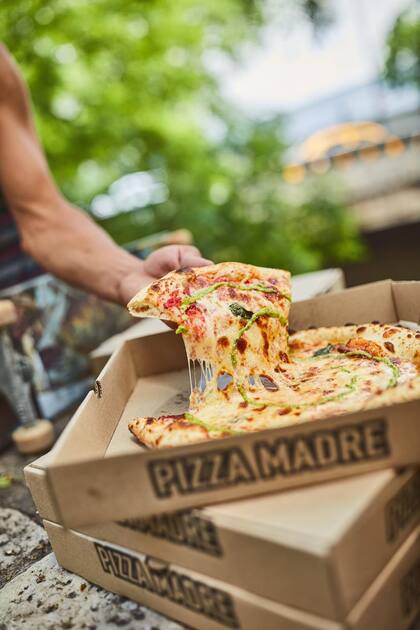 Pizza bajo las tipas de La Cañada