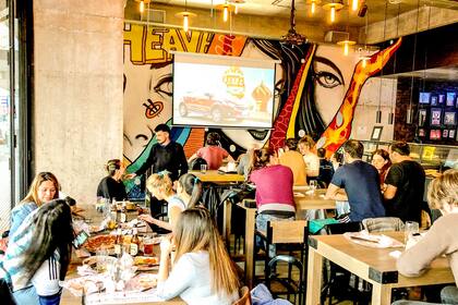 Pizza con estilo neoyorkino y pantallas gigantes para ver el mundial