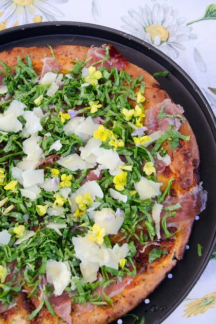 Pizza con jamon, rúcula y flores, una vuelta gourmet a la clásica receta italiana