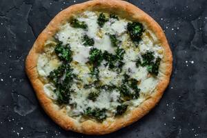 Pizza de kale, cebolla caramelizada y queso azul