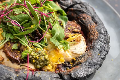 Pizza con masa negra de carbón activado. Foto gentileza: Hierbabuena Restaurant