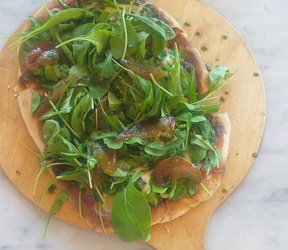 Pizza con queso azul, pera y rúcula. Foto gentileza de: Tribu