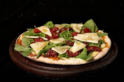 Pizza con tomates deshidratados, rúcula y brie de Pizza Cero