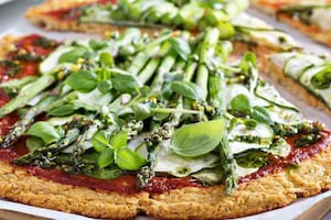 Pizza de coliflor con espárragos