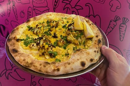Pizza de crema de garbanzos y coliflor. Foto gentileza de: Lado V