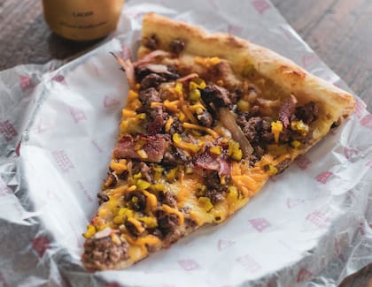 Pizza de hamburguesa. Foto gentileza de Hells Pizza