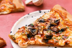 Pizza de hongos y provolone