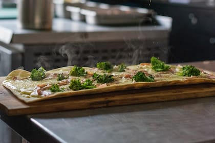 Pizza de mortadela y a la parrilla. Foto gentileza de Mil y Pico